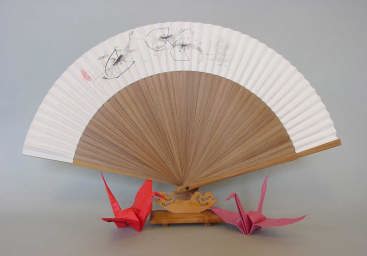 �����菑����q�@�����̐�q�G�t�ɂ�鍂�����M��q�ł��B��������ō����̑f�ނ�p���������菑����q�B��{��{��q�G�t�����J�ɕ`�������M�ł��B�v���[���g�ɁA���̓��̑��蕨�ɂ��œK�ł���B