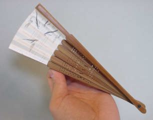 �����菑����q�@�����̐�q�G�t�ɂ�鍂�����M��q�ł��B��������ō����̑f�ނ�p���������菑����q�B��{��{��q�G�t�����J�ɕ`�������M�ł��B�v���[���g�ɁA���̓��̑��蕨�ɂ��œK�ł���B