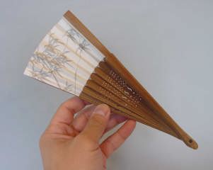 �|�̗������ȊG���Ŗ�����܂��B�@�����菑����q�@�|�@��⎆�������i��p���āA�h�B�̐�q�G�t����{��{���J�ɕ`���������菑����q�ł��B���̓��ɁA�����b�ɂȂ������ւ̉Ẵv���[���g�ɍœK�ł��B