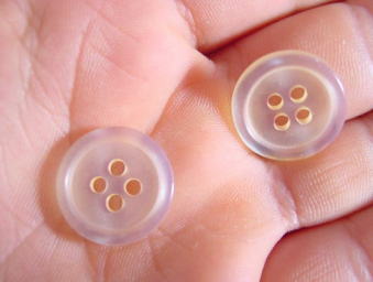 �t�[�e�B�G�u�����h�̃����Y�V���N�p�W���}�ɂ̓X�y�A�{�^�����t���Ă��܂��B��ł͐S���ƂȂ��̂łQ���t�����Ă��܂��B�{�^���͐S�����߂Ď�D���Ŏ����Ă��܂���B�@���S�Ǖi�u�����h�@�t�[�e�B�G�̃����Y�V���N�p�W���}