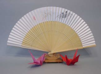 �����菑����q�@�����̐�q�G�t�ɂ�鍂�����M��q�ł��B��������ō����̑f�ނ�p���������菑����q�B��{��{��q�G�t�����J�ɕ`�������M�ł��B�v���[���g�ɁA���̓��̑��蕨�ɂ��œK�ł���B