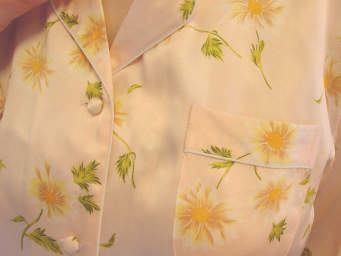 品質確かなフーティエブランドの花柄シルクパジャマ　縫製経験１０年以上の熟練工が作った逸品です。サラサラツルツルで寝返りしやすい。お花が大好きなお母さんへ母の日のプレゼントとして。敬老の日のプレゼントとしても最適♪　軽くて肌触り最高の花柄シルクパジャマ。グッスリ熟睡で元気になれます♪