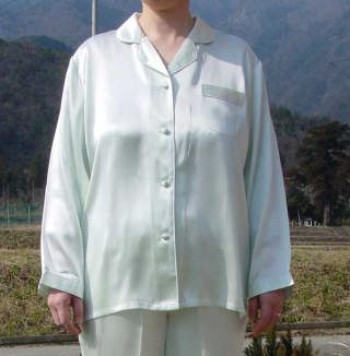 フーティエシルクパジャマ　ライム柄　正面拡大　ゆったり設計の日本人仕様　フーティエシルクパジャマ