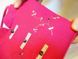 チャイナ服の刺繍入り亜麻布ハンドバッグ　オモテの刺繍をズームしました。