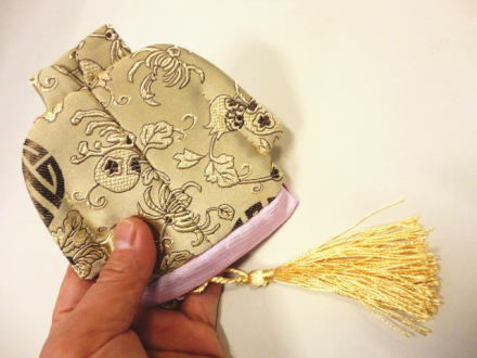 チャイナ服型飾り房付き小銭入れ ゴールド