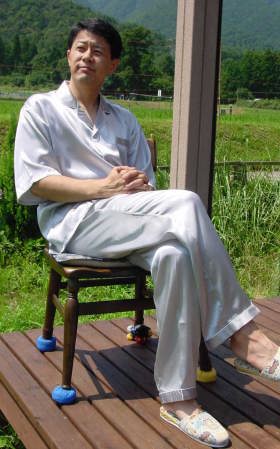 日本人の体型に合わせて、ゆったり設計のメンズシルクパジャマ　フーティエブランドのメンズシルクパジャマです。