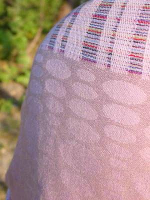 ライトパープル。素敵なカラーのシルクショールです。飽きの来ない色なので永く使えそうですね。 シルクショール ウーリンブランド