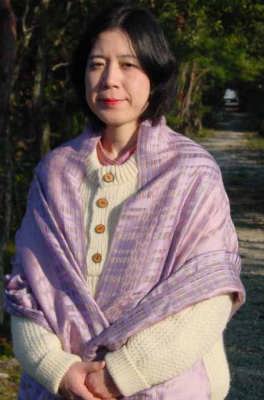 大きいサイズなので巻いてもよし、羽織ってもよし。 膝掛けにも使えて、とても役に立つシルクショール。 ウーリンブランド