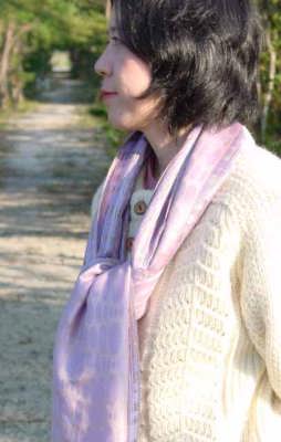 首に巻いてもステキですね。 絵になってます♪ ポッ♪  シルクショール ウーリンブランド