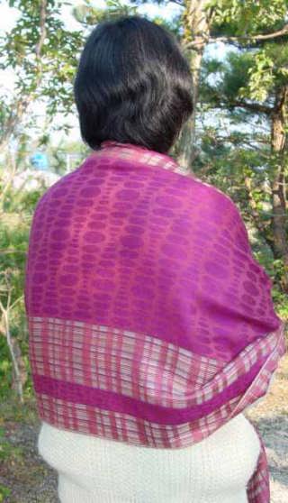 シルクショール ウーリンブランド 羽織ったところ。