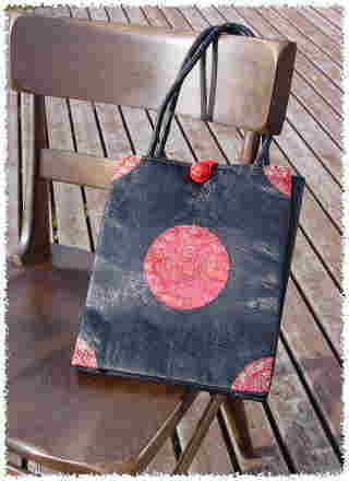 中国雑貨と言えばチャイナドレス。そのドレスにピッタリなのがこのバッグです。軽くて、キュートで、格安です。