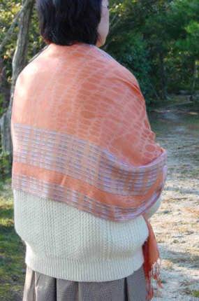 羽織った感じもいいですね。色によっては和服にも似合いますよ。 シルクショール ウーリンブランド