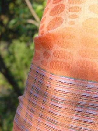 シルクショール ウーリンブランド サーモンピンク 生地拡大。