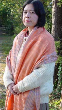 幅も十分あるので膝掛けにも使えますよ。 シルクショール ウーリンブランド