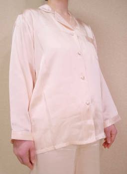 シルクパジャマピンク　上着拡大　ゆったりときて頂くためワンランク大きめがオススメです。　金賞受賞ブランド　フーテフィエ