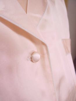 シルクパジャマピンク　胸元ズーム　素敵な胸元ですね。　金賞受賞ブランド　フーテフィエ