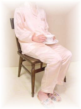 フーティエシルクパジャマのピンク　イスに座ったところ　金賞受賞ブランド　フーテフィエ