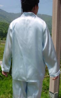 絹のパジャマならデリケートな肌でも安心です。だって天然素材100％の絹ですから。フーティエブランド絹パジャマ