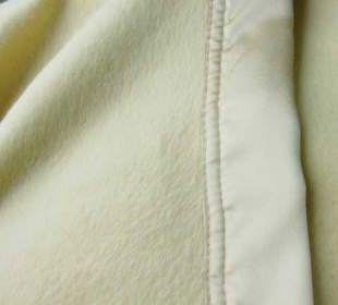 天然素材のシルクを100％使って作った、とても贅沢な毛布です。軽くて、静電気もおきにくく、とっても肌触りのいい極上毛布です。シルクの毛布オススメですよ。