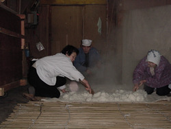 蒸しあがった米をさましているところ